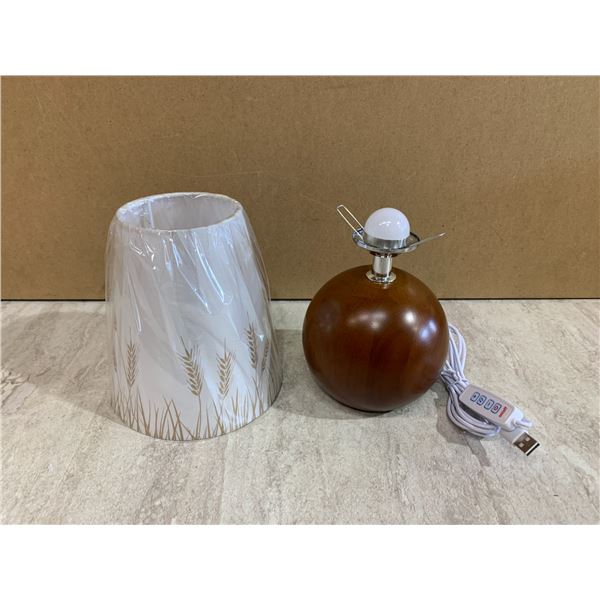 Small Vintage Looking Lamp w/ Shade