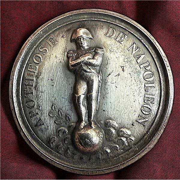 A DETAILED DIVISION THREE NAPOLEON BUTTON