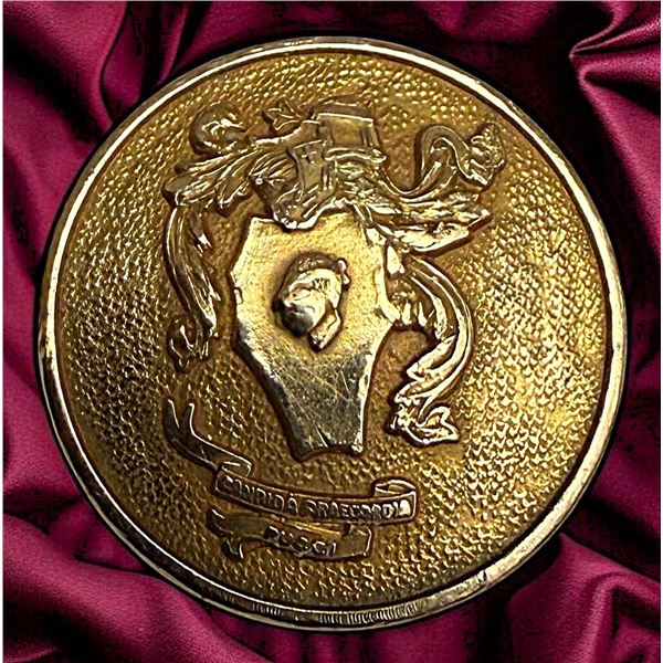 A DIVISION ONE GENUINE GOLD PICTORIAL BUTTON