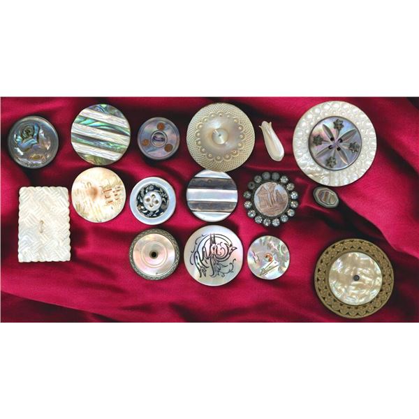 A SMALL CARD OF DIVISION ONE SHELL BUTTONS