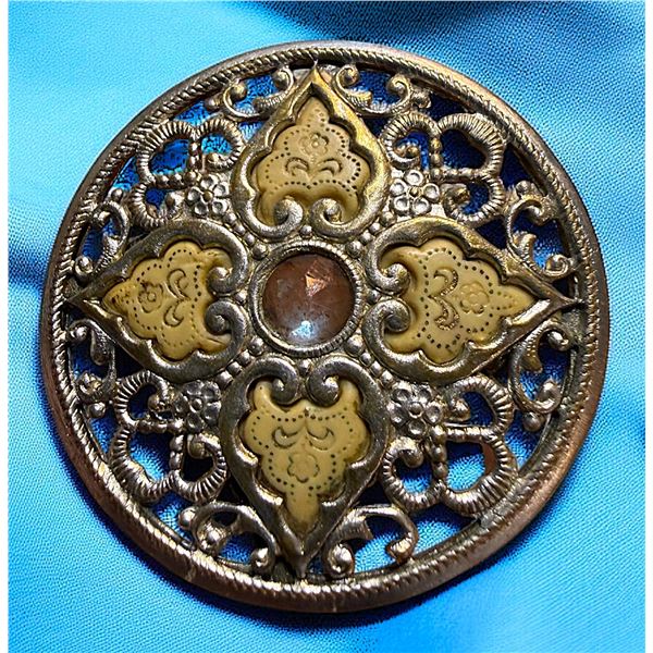 A RARE DIVISION ONE GLASS IN METAL BUTTON