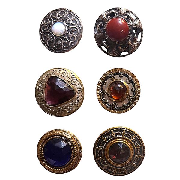 A SMALL CARD OF DIVISIO  ONE LARGE JEWEL BUTTONS