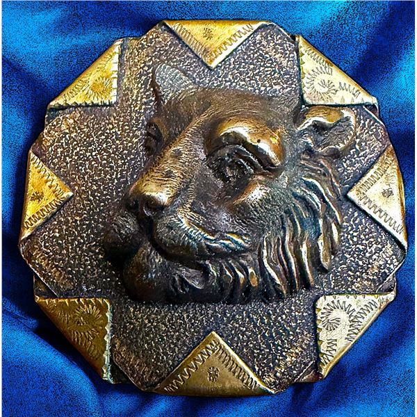 A DIVISION ONE HIGH RELIEF ANIMAL HEAD BUTTON