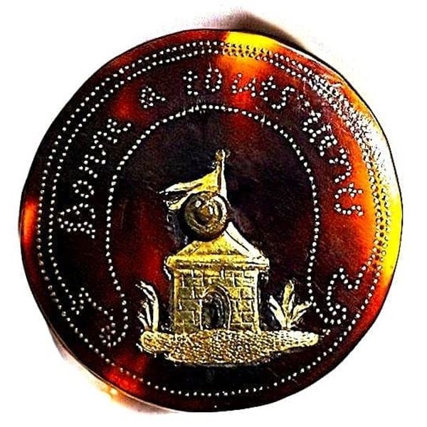 AN EXTREMELY RARE PIQUE INLAYED PICTORIAL BUTTON