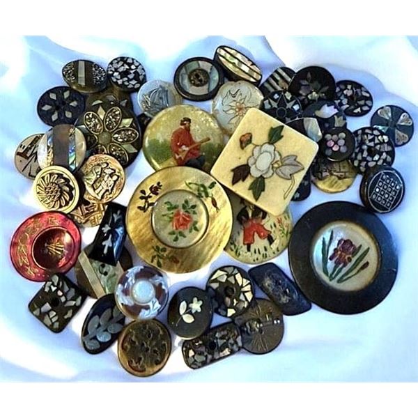 A BAG LOT OF PEARL & NATURAL MATERIAL RELATED BUTTONS