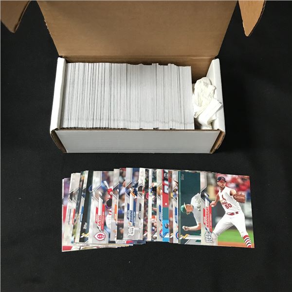 SMALL BOX OF BASEBALL TRADING CARDS