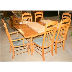 Dining Table w 6 Chairs & 2 Leafs