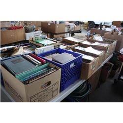 Table lot of miscellaneous magazines