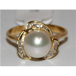 14K Gold Ring With Pearl & Diamonds