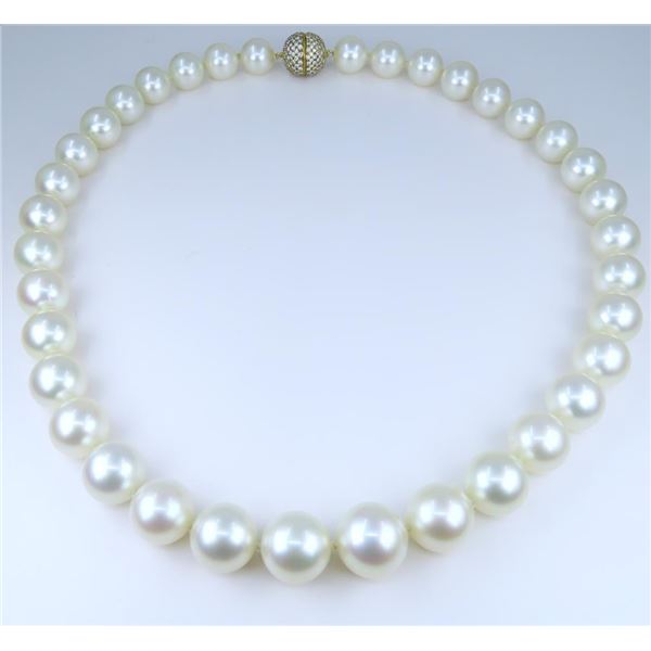 Exquisite Pearl & Diamond Necklace.