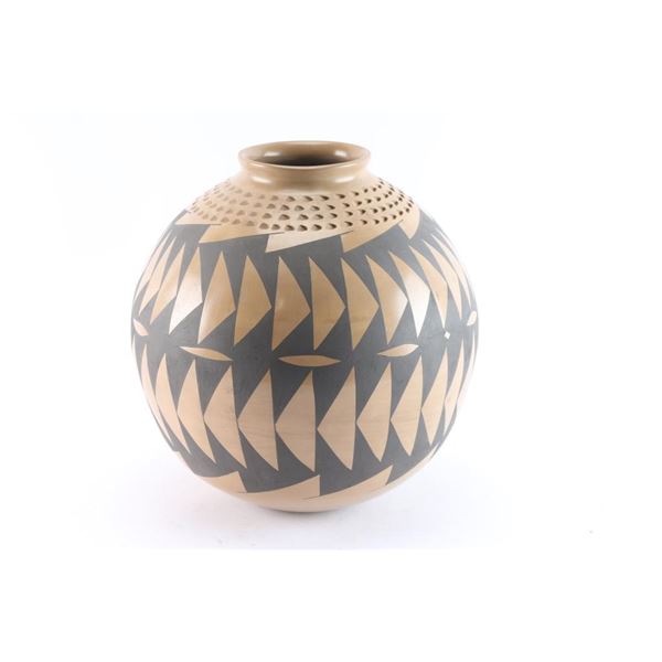 Large Mata Ortiz Pot.