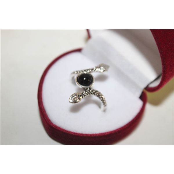 NEW WAMEN'S RING - SIZE8