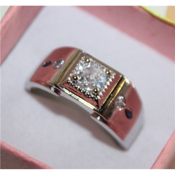 GOLD TONE WAMEN'S RING SZ8