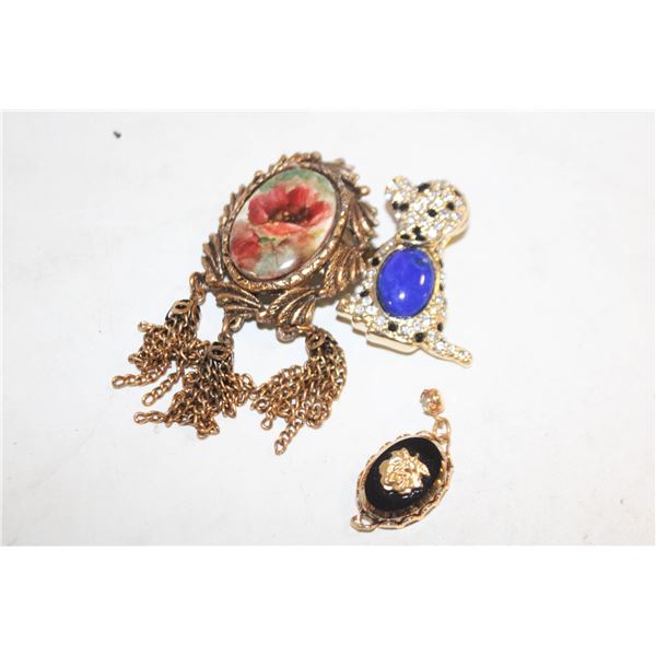 ESTATE BROOCHES & PENDANT IN BOX-ESTATE