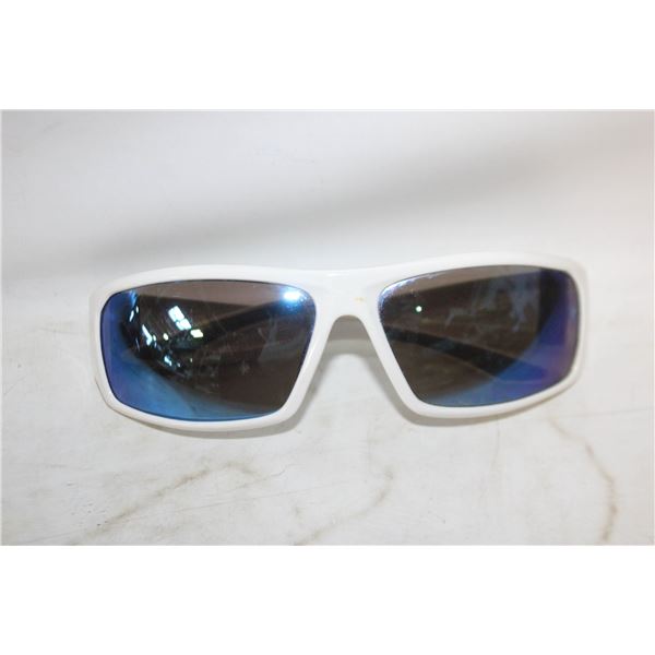 NO FEAR WHITE SUNGLASSES WITH BLUE LENSES