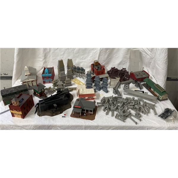 VINTAGE MODEL TRAIN BUILDINGS AND SCENERY STRUCTURES