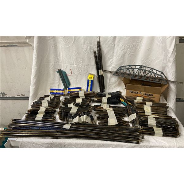 VINTAGE HO SCALE MODEL TRAIN TRACKS AND ACCESSORIES, INCLUDING BRIDGES, STRAIGHT SECTIONS, AND CURVE