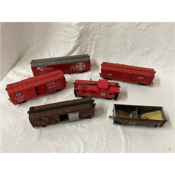 VINTAGE SANTA FE RAILROAD MODEL FREIGHT CARS AND A CABOOSE