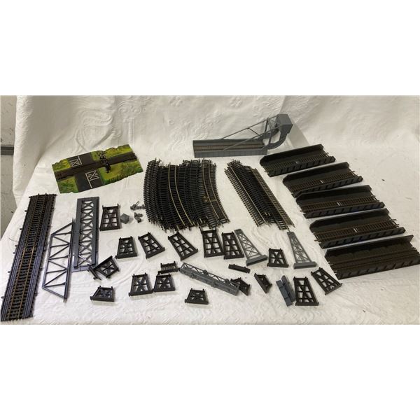 VINTAGE MODEL RAILROAD TRAIN TRACK PIECES AND ACCESSORIES, HO SCALE