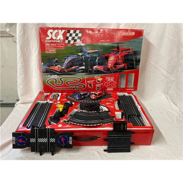 SCX COMPACT 1:43 SCALE SLOT CAR RACING SET, SPECIFICALLY FEATURING FORMULA 1 CARS