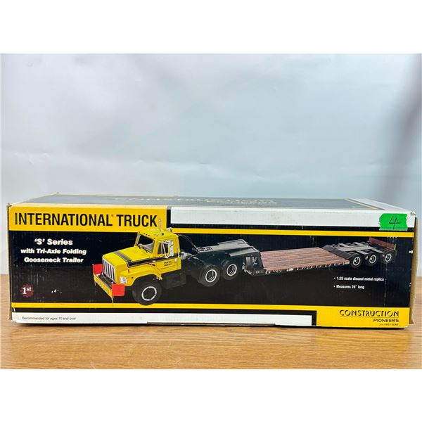 NOS 1:25 First Gear International Truck