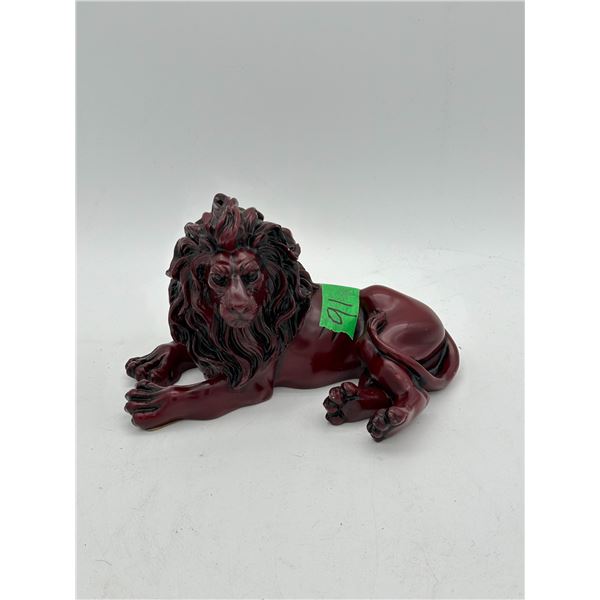 Heavy lion statue with fine details