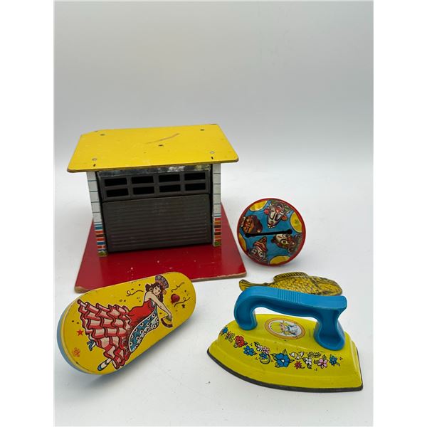 Bundle of vintage tin toys