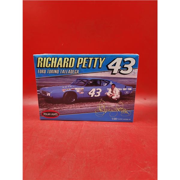 Sealed Polar Lights Richard Petty 43 Ford Torino Talladega 1/25 Model Kit