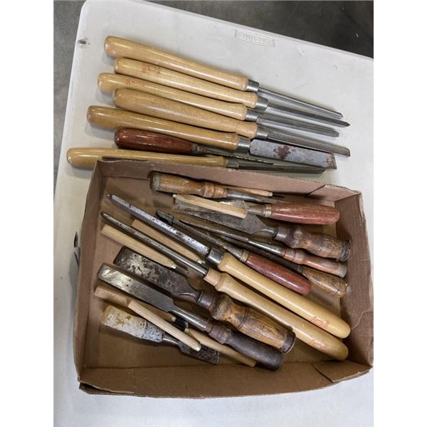 TRAY OF ASSORTED CHISELS