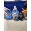 Image 3 : TOTE OF HOUSEHOLD CLEANING SUPPLIES