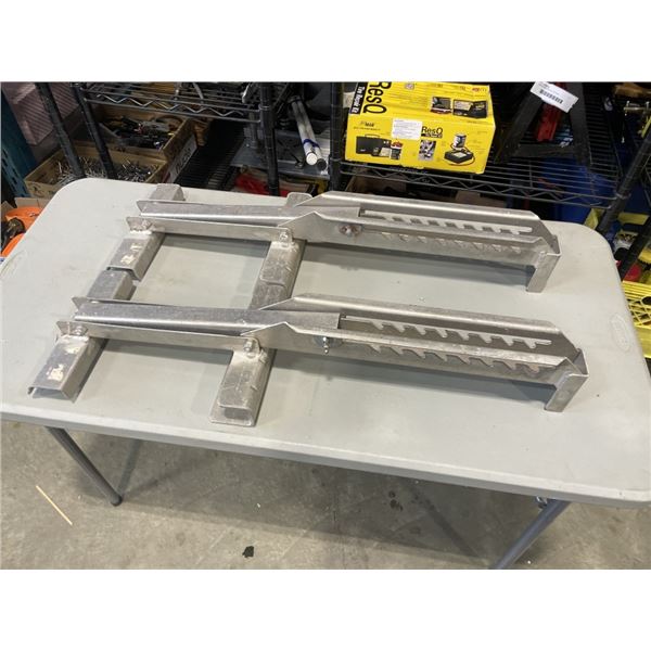 2 LADDER JACKS