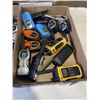 Image 4 : 2 TRAYS OF ASSORTED WALKIE TALKIES