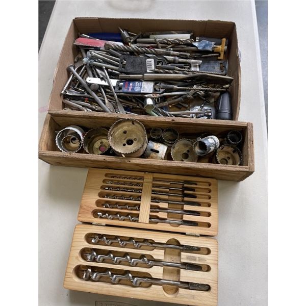 CASED SWEDISH AUGER BITS, AND TRAY OF ASSORTED DRILL BITS AND HOLE SAWS