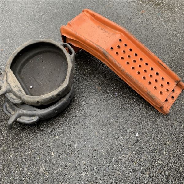 PAIR OF VEHICLE RAMPS AND 2 FLUID CHANGE PANS