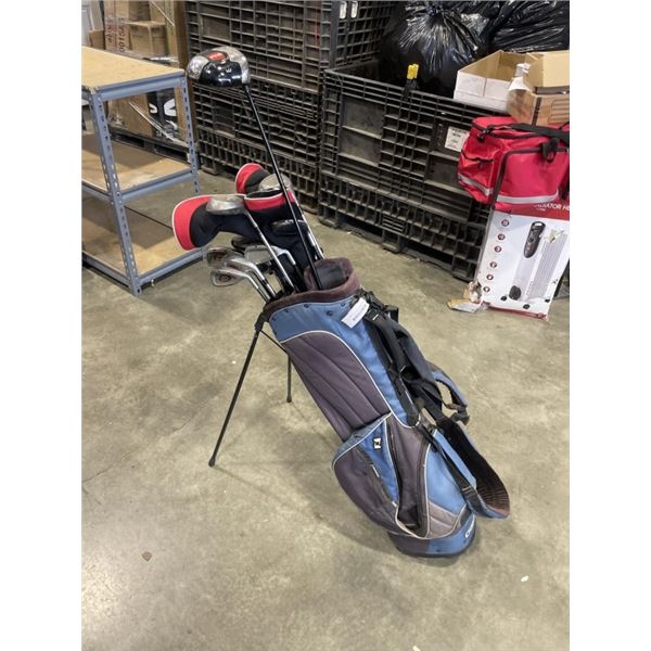 ASSORTED GOLF CLUBS, DRIVERS AND PUTTERS IN STAND BAG