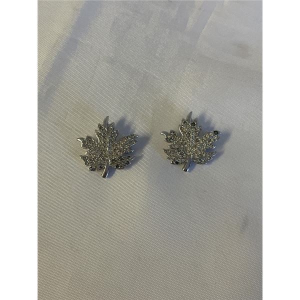VINTAGE PAIR OF BOYD BOND SILVER MAPLE LEAF BROOCHES