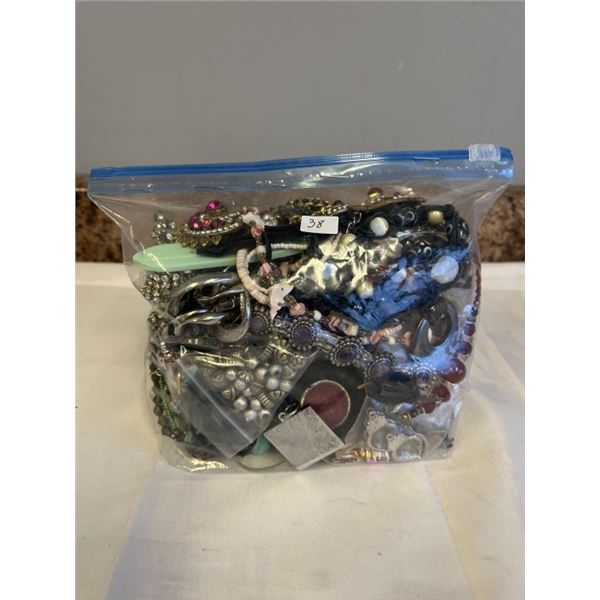 BAG OF MISC JEWELRY, BEADS AND PARTS