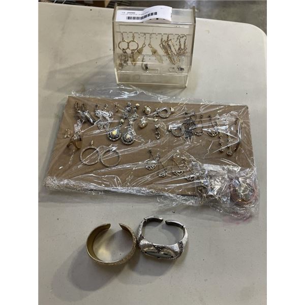 LOT OF VINTAGE JEWELLERY