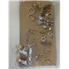 Image 4 : LOT OF VINTAGE JEWELLERY