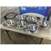 Image 1 : 4 STAINLESS  MIXING BOWLS AND DISH RACK