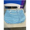 Image 2 : 2 REUSUABLE BAGS AND VELVET HANGERS
