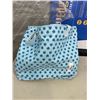 Image 3 : 2 REUSUABLE BAGS AND VELVET HANGERS