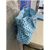 Image 4 : 2 REUSUABLE BAGS AND VELVET HANGERS