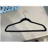 Image 6 : 2 REUSUABLE BAGS AND VELVET HANGERS