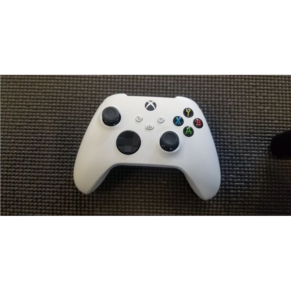 XBOX WIRELESS CONTROLLER - TESTED WORKING, RETAIL $79
