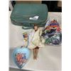 Image 1 : VINTAGE BARBIE DOLL WITH EXTRA CLOTHES.