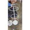Image 2 : FLOOR LAMP AND SHOE RACK