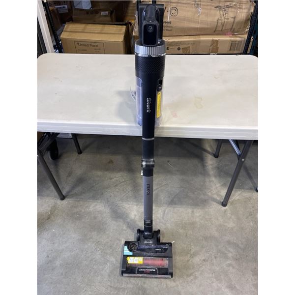 SHARK CORDLESS VACUUM. POWERS ON, NO CHARGER