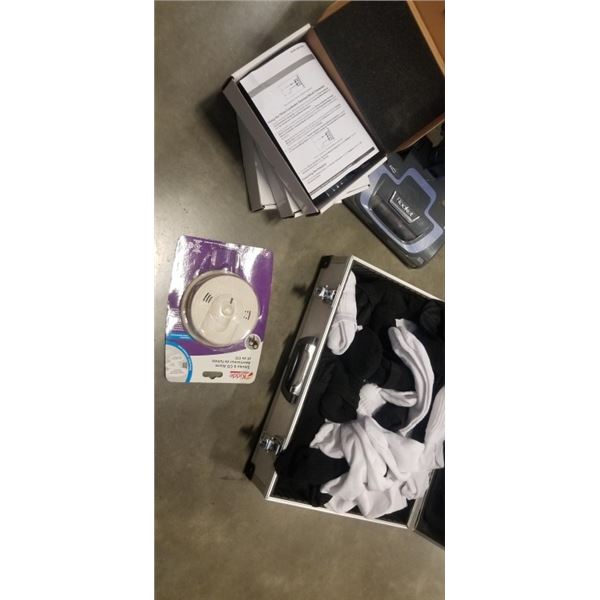 METAL CASE WITH SOCKS AND 3 BOXES STARTECH UNIVERSAL DC POWER ADAPTER