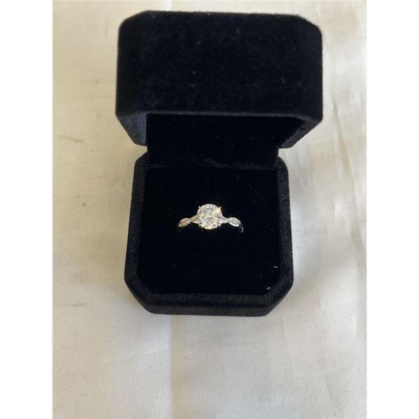 NEW S925 1.5CT SIMULATED DIAMOND (CZ) TWIST RING, SIZE 7, MOUNTED IN 925 STERLING SILVER W/ WHITE GO